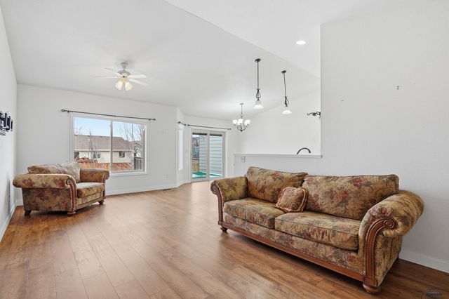 6908 EMERALD HEIGHTS RD, Summerset, SD 57718