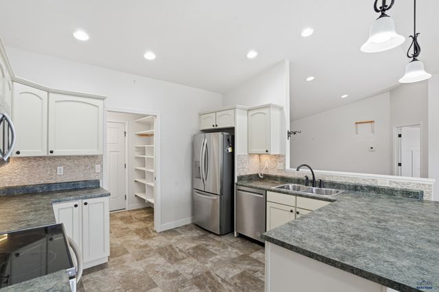 6908 EMERALD HEIGHTS RD, Summerset, SD 57718