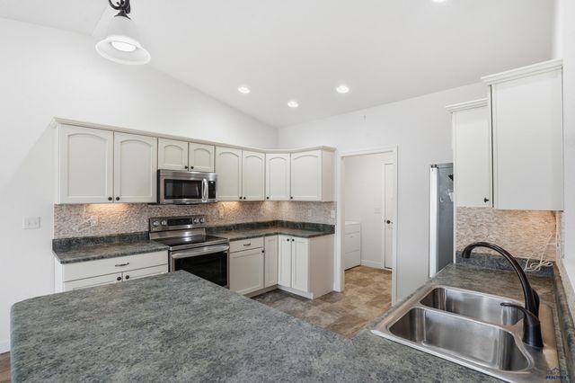 6908 EMERALD HEIGHTS RD, Summerset, SD 57718