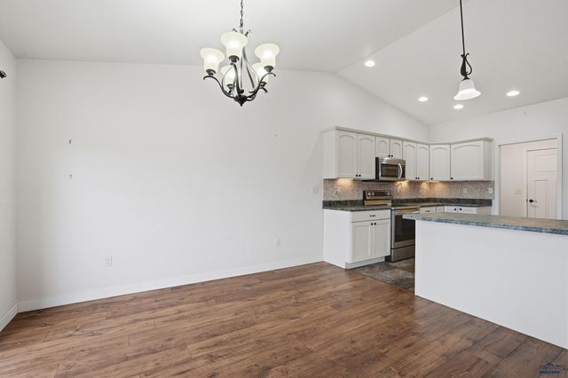 6908 EMERALD HEIGHTS RD, Summerset, SD 57718