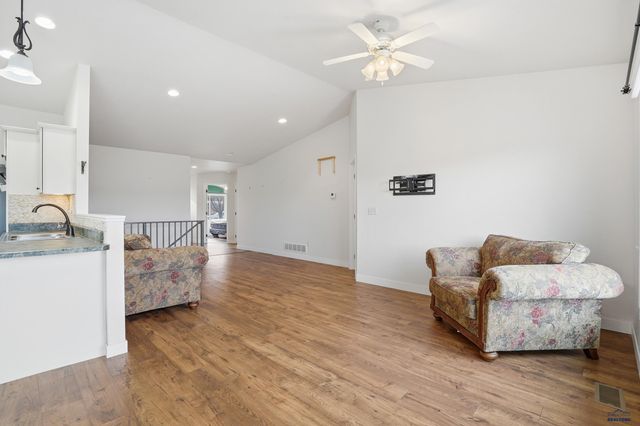 6908 EMERALD HEIGHTS RD, Summerset, SD 57718