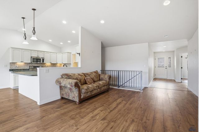 6908 EMERALD HEIGHTS RD, Summerset, SD 57718