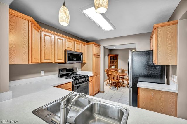 63 Sunset Cove Circle, Eastlake, OH 44095