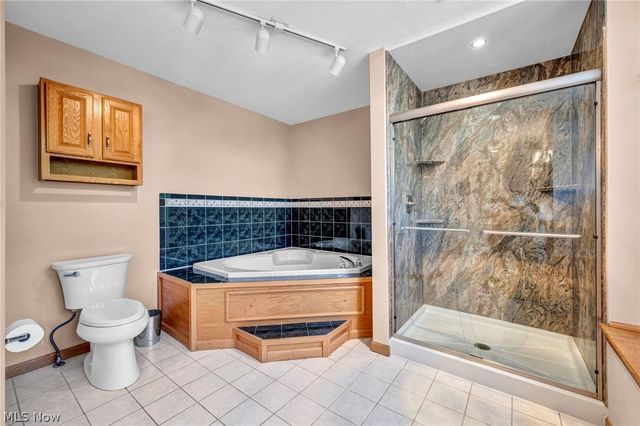 63 Sunset Cove Circle, Eastlake, OH 44095