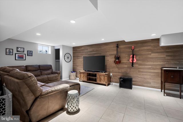 8600 PLUM CREEK DR, Gaithersburg, MD 20882
