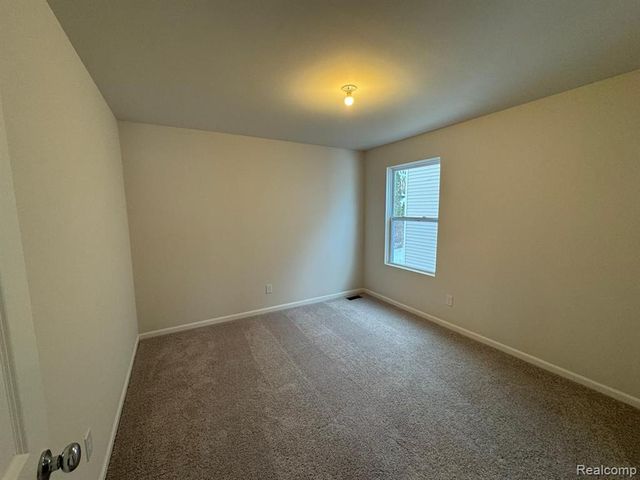 581 Village Point Circle, Waterford, MI 48328