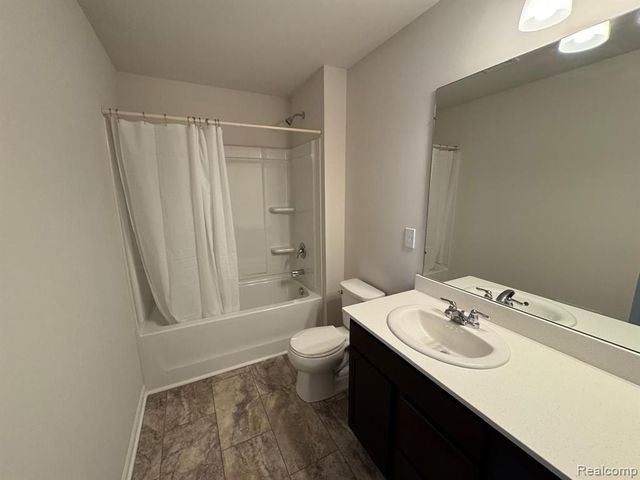 581 Village Point Circle, Waterford, MI 48328