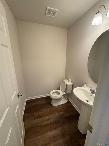 581 Village Point Circle, Waterford, MI 48328