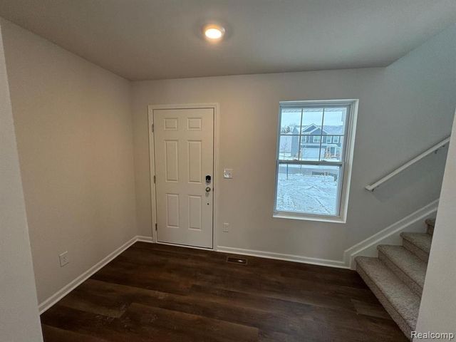 581 Village Point Circle, Waterford, MI 48328