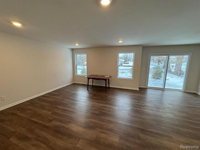 581 Village Point Circle, Waterford, MI 48328