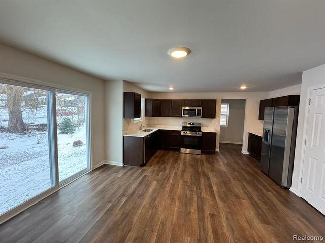 581 Village Point Circle, Waterford, MI 48328