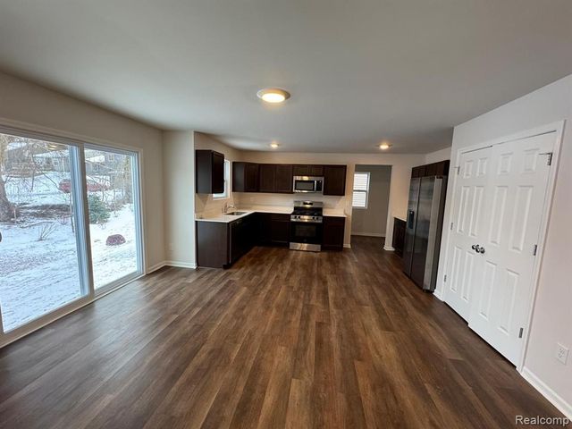 581 Village Point Circle, Waterford, MI 48328