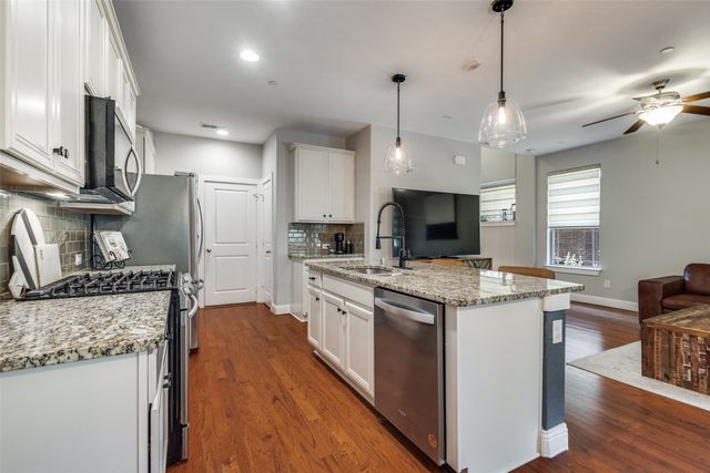 1011 Brook Hollow Drive, Euless, TX 76039
