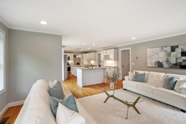 42 East Lantern Road, Lincoln, RI 02865