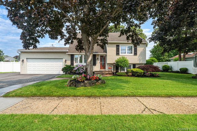 835 Pease Lane, West Islip, NY 11795