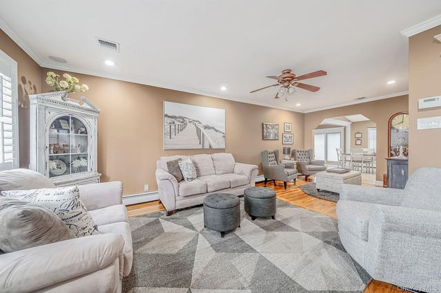 835 Pease Lane, West Islip, NY 11795