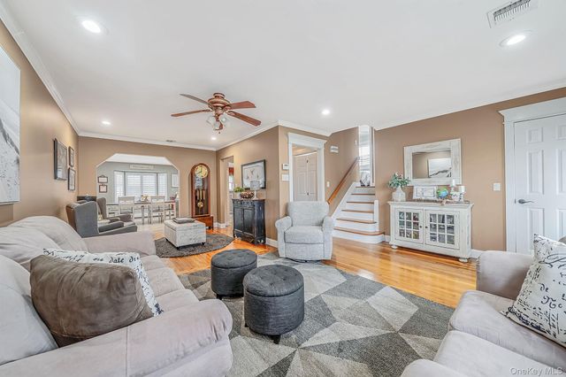 835 Pease Lane, West Islip, NY 11795