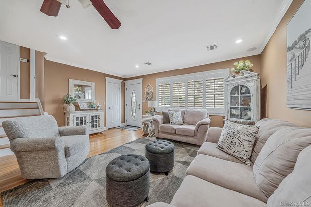 835 Pease Lane, West Islip, NY 11795