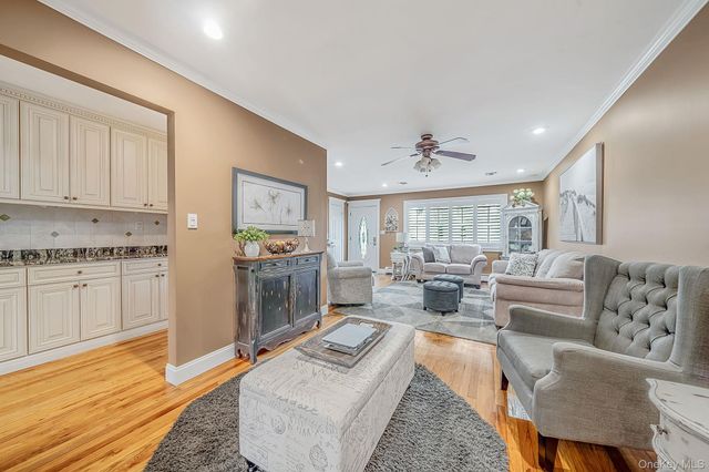 835 Pease Lane, West Islip, NY 11795