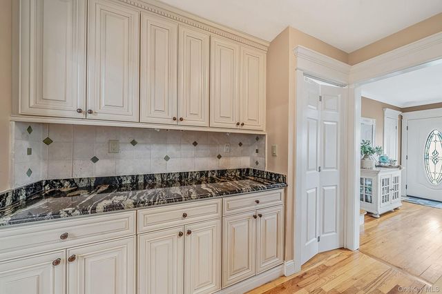 835 Pease Lane, West Islip, NY 11795