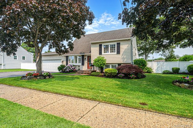 835 Pease Lane, West Islip, NY 11795