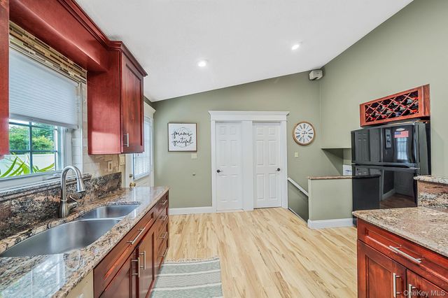 835 Pease Lane, West Islip, NY 11795