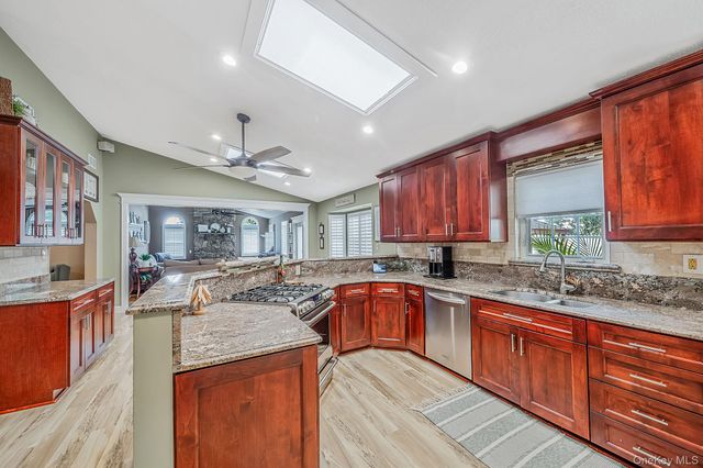 835 Pease Lane, West Islip, NY 11795