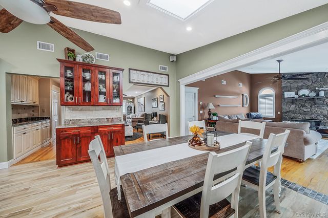 835 Pease Lane, West Islip, NY 11795