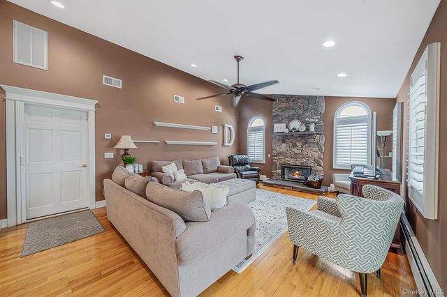 835 Pease Lane, West Islip, NY 11795