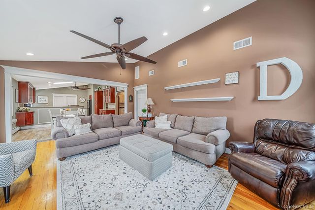 835 Pease Lane, West Islip, NY 11795