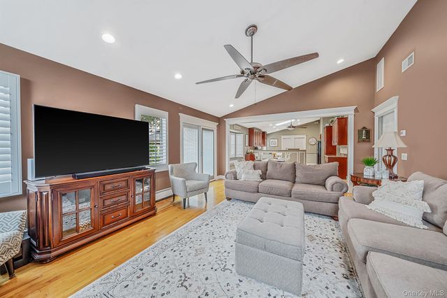 835 Pease Lane, West Islip, NY 11795