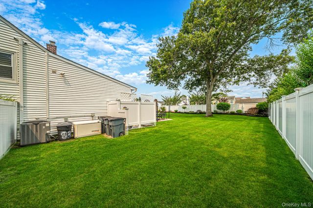 835 Pease Lane, West Islip, NY 11795