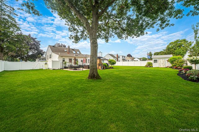 835 Pease Lane, West Islip, NY 11795