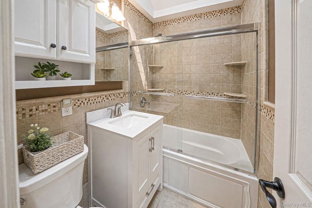 835 Pease Lane, West Islip, NY 11795