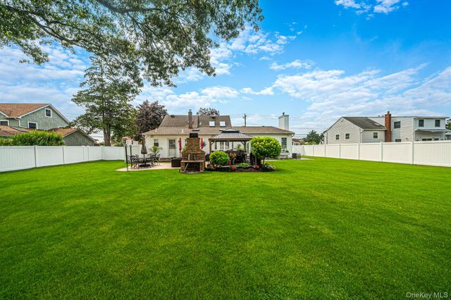 835 Pease Lane, West Islip, NY 11795