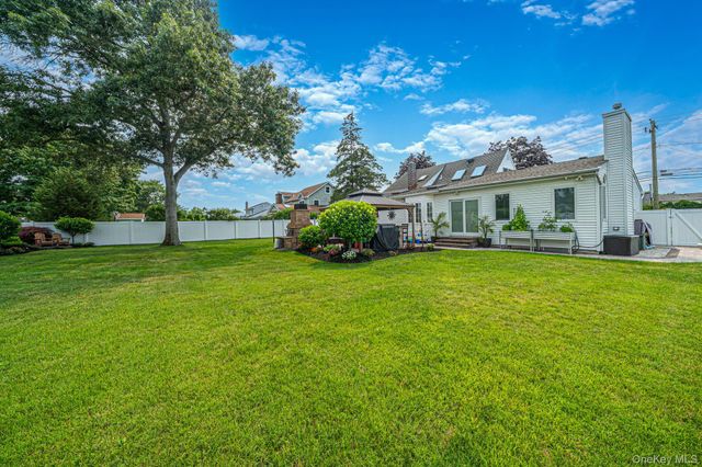 835 Pease Lane, West Islip, NY 11795