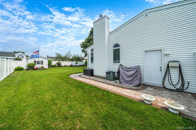 835 Pease Lane, West Islip, NY 11795