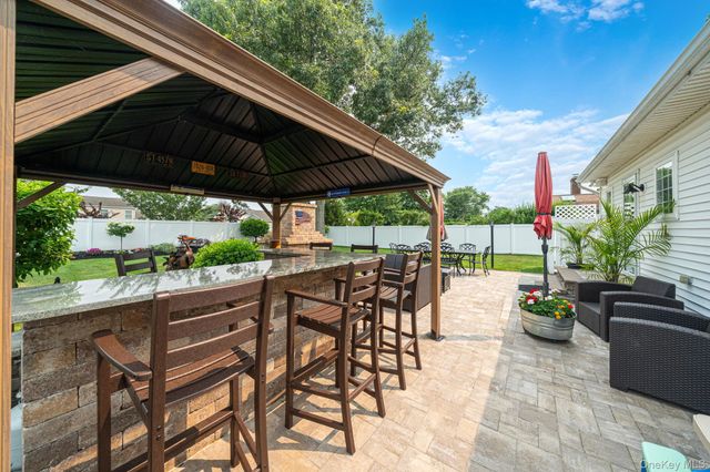 835 Pease Lane, West Islip, NY 11795