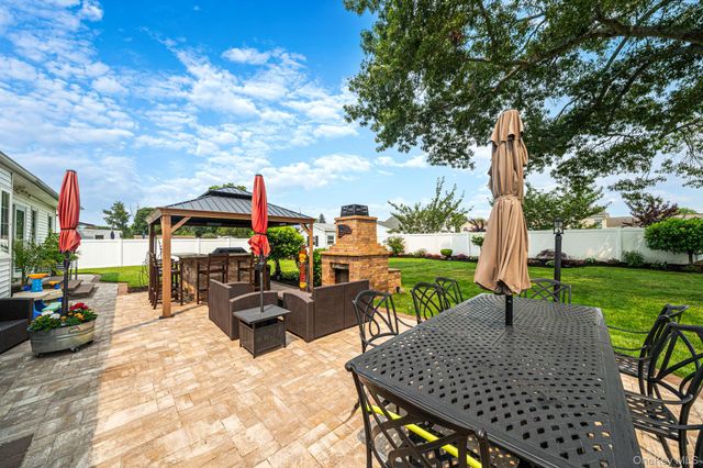 835 Pease Lane, West Islip, NY 11795
