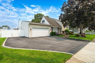 835 Pease Lane, West Islip, NY 11795