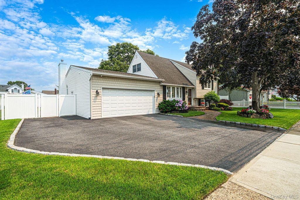 835 Pease Lane, West Islip, NY 11795