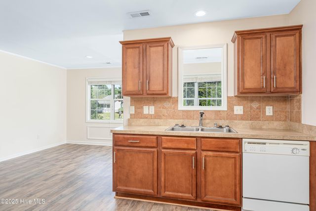 702 Hummingbird S, Swansboro, NC 28584