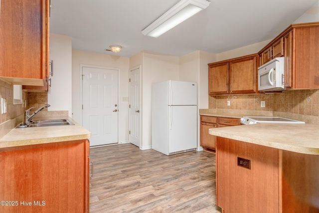 702 Hummingbird S, Swansboro, NC 28584