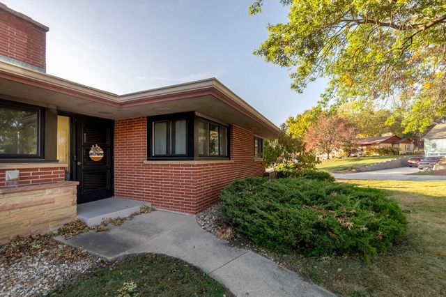 904 Columbia Drive, Cedar Falls, IA 50613