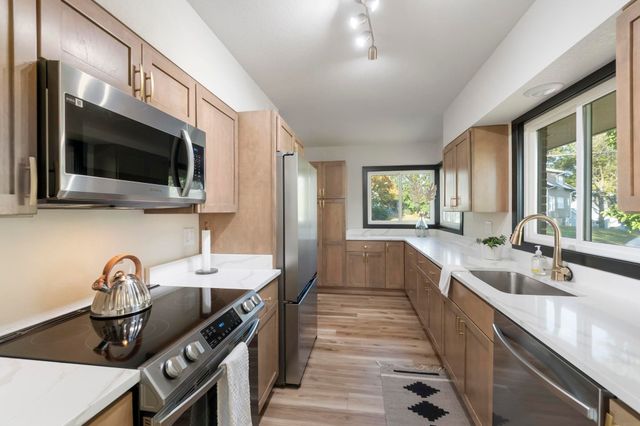 904 Columbia Drive, Cedar Falls, IA 50613