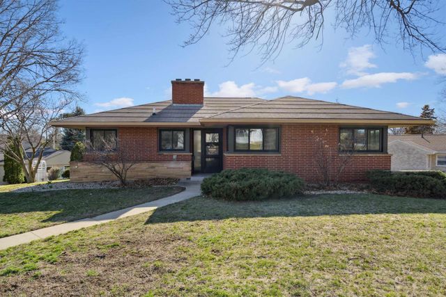 904 Columbia Drive, Cedar Falls, IA 50613