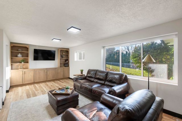 904 Columbia Drive, Cedar Falls, IA 50613