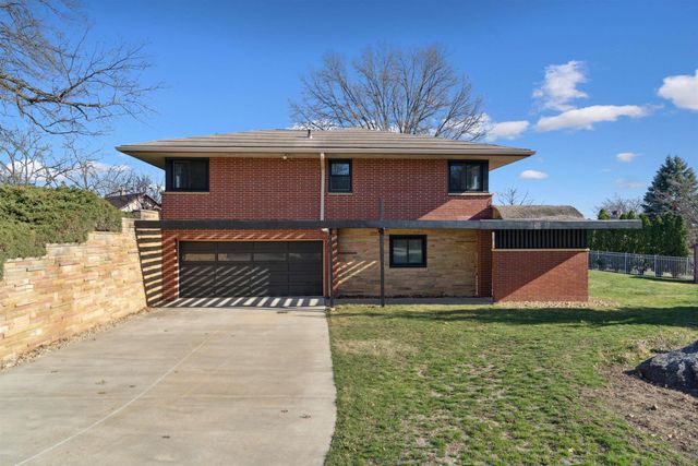 904 Columbia Drive, Cedar Falls, IA 50613