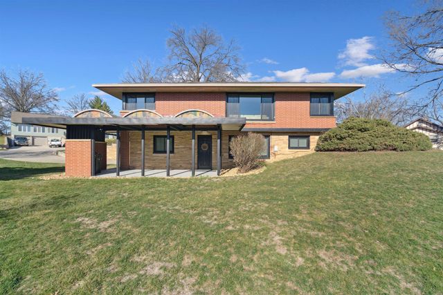 904 Columbia Drive, Cedar Falls, IA 50613