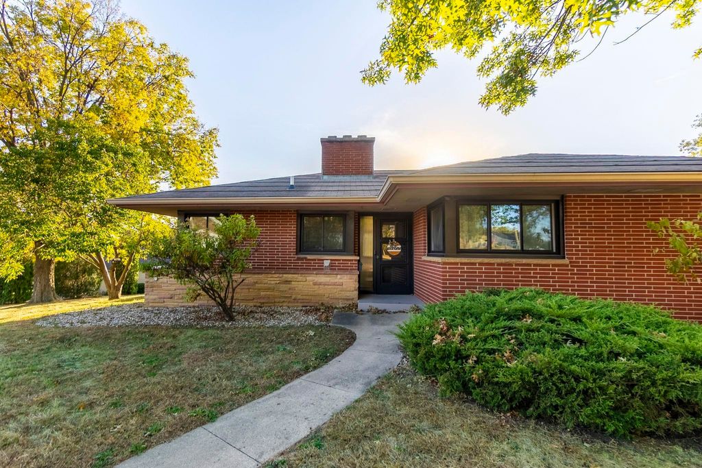 904 Columbia Drive, Cedar Falls, IA 50613